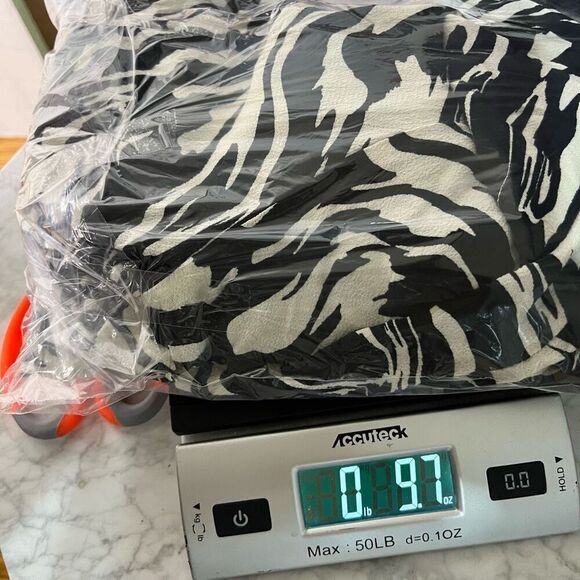 H&M Womens Puff Sleeve Creped Dress Size Medium Zebra Striped Dress - Picture 14 of 15